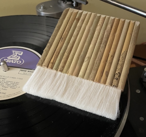 pędzel kozie włosie i bambusowa rączka na  płycie  winylowej